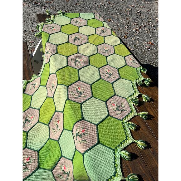 Vintage Hexagon Floral Roses Afghan Throw Blanket Flower Handmade Grandma 70s - Picture 6 of 10